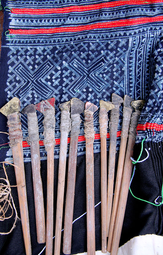 Nếu bạn yêu thích văn hoá và lịch sử dân tộc, thì dân tộc Mông sẽ khiến bạn vô cùng thích thú. Với những trang phục truyền thống độc đáo, nghề thêu tay tuyệt vời và những vũ điệu truyền thống đầy màu sắc, bạn sẽ thực sự cảm nhận được nét độc đáo của dân tộc này trong mỗi khía cạnh.