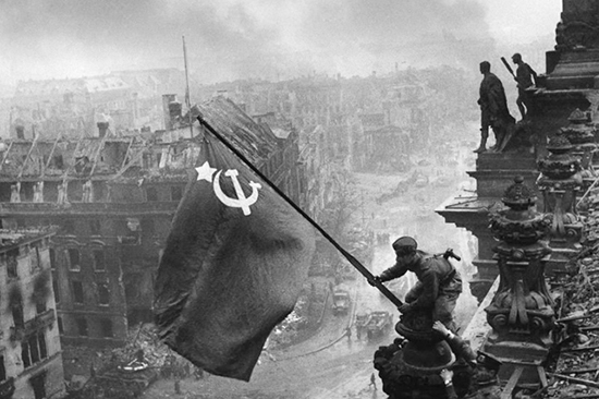 Cách mạng Việt Nam là chiến lược tạo ra sự đổi mới tiến bộ cho đất nước ta. Không chỉ mang lại sự thăng tiến đầy tích cực cho nền kinh tế, Cách mạng còn đưa Việt Nam trở thành một trong những đất nước có vị trí quan trọng trên trường quốc tế. Với hình ảnh cờ Hồng quân Liên Xô, chúng ta cùng nhìn lại hành trình của những người lính Việt Nam cách mạng trong cuộc chiến chống Mỹ, giữ gìn chủ quyền và tự do cho đất nước.