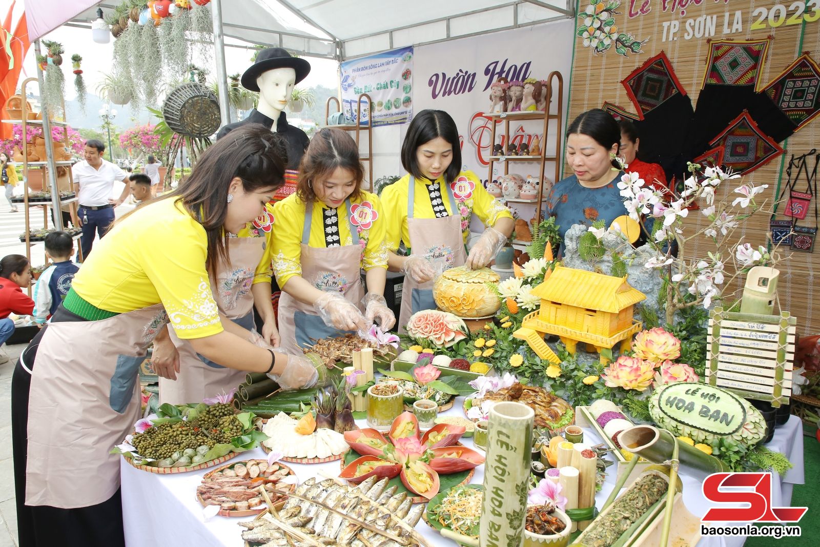 Hương vị ẩm thực dân tộc tại Lễ hội Hoa ban