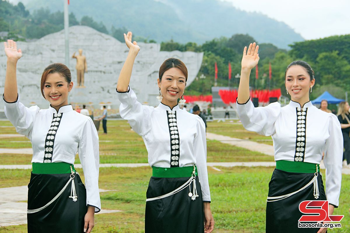 Mặc trang phục dân tộc Thái checkin khắp châu Âu  VnExpress Du lịch