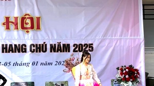 Trình diễn trang phục dân tộc Mông tại Lễ hội "Về miền đá cổ xã Hang Chú" năm 2025