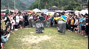 Sôi động các trò chơi dân gian tại Ngày hội hái mận Phiêng Khoài