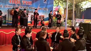 Nét đẹp điệu mùa xòe Thái tại Ngày hội xoài Yên Châu năm 2025