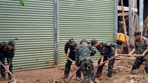 Các lực lượng hỗ trợ người dân Sông Mã khắc phục hậu quả mưa lũ