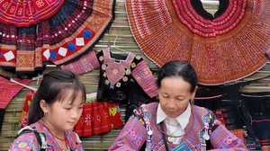 Độc đáo nghệ thuật in sáp ong trên vải của dân tộc Mông