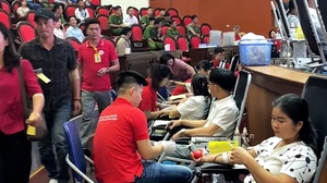 Hàng trăm đơn vị máu được tiếp nhận trong ngày hội hiến máu