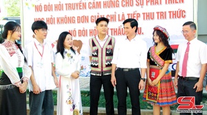 Học sinh Sơn La hân hoan bước vào năm học mới