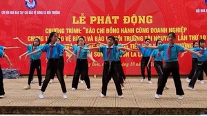 Tiết mục văn nghệ tại Lễ phát động chương trình “Báo chí đồng hành cùng doanh nghiệp chung tay bảo vệ rừng, bảo vệ môi trường tài nguyên” lần thứ 10