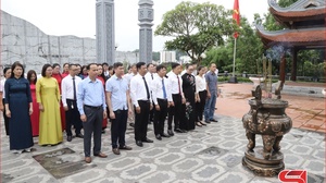 Hội Nhà báo tỉnh dâng hoa dâng hương Đền thờ Bác Hồ và các Anh hùng liệt sĩ Nhà tù Sơn La