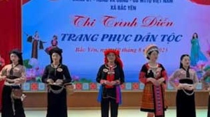 Trình diễn trang phục dân tộc rực rỡ sắc màu
