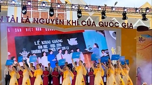 Chương trình nghệ thuật "Chuyên Sơn La - 30 năm- Hành trình vững bước vươn xa"