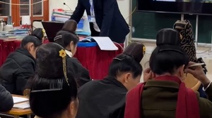 Lớp học xóa mù chữ ở Mường Khiêng