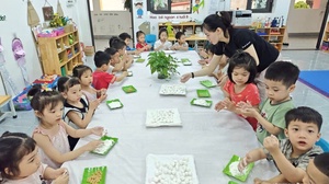 Luật Dân số mới: Gỡ 'nút thắt' để người trẻ sẵn sàng sinh con