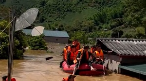 Phòng CSCĐ hỗ trợ nhân dân di dời khỏi vùng ngập lụt
