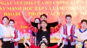 Chương trình văn nghệ chào mừng tại Hội nghị tổng kết 10 năm thực hiện Chỉ thị số 05-CT/TW