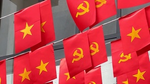 Cờ đỏ trong màu nắng độc lập