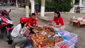 Sôi nổi gian hàng gây quỹ ủng hộ đồng bào lũ lụt