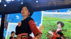 Đặc sắc thi trình diễn trang phục dân tộc tại Lễ hội Hoa ban xã Tô Múa