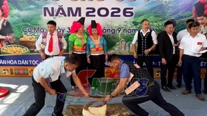 Sôi nổi thi giã bánh dày tại Phiên chợ vùng cao Co Mạ