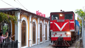 Giảm giá vé tàu khách và cước vận chuyển hàng hóa đến ngày 14/5