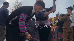 Sôi nổi phần thi giã bánh dày