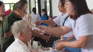 Khám bệnh, cấp phát thuốc miễn phí cho nhân dân vùng cao