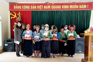 ABBank Sơn La tặng quà 20 hộ có hoàn cảnh khó khăn