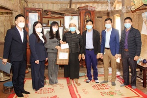 Thăm, tặng quà nhân Ngày hội Đại đoàn kết toàn dân tộc 