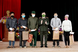 Giám đốc Công an tỉnh thăm, tặng quà các hộ gia đình có hoàn cảnh khó khăn