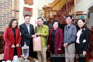 Thành phố thăm, tặng quà người có công và người uy tín tiêu biểu 