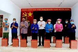 Công ty TNHH một thành viên Xổ số kiến thiết Sơn La tặng quà cho hộ nghèo