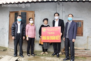 Trao tặng 8 nhà Đại đoàn kết tại xã Tà Xùa