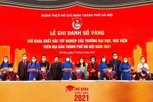 90 thủ khoa đại học ghi danh sổ vàng tại Văn Miếu