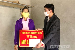 Phù Yên trao tiền hỗ trợ xây dựng nhà “Đại đoàn kết”