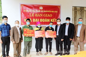 Trao 10 nhà Đại đoàn kết cho hộ nghèo