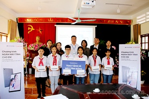 Hyundai Sơn La trao tặng 12 máy tính bảng cho học sinh khó khăn 