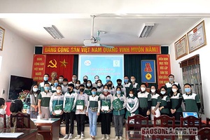 Trao 40 suất học bổng cho học sinh có hoàn cảnh khó khăn