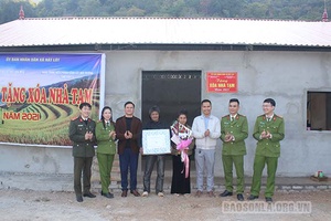 Bàn giao 2 nhà “Đại đoàn kết” cho hộ nghèo tại xã Hát Lót