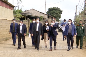 Đồng chí Bí thư Tỉnh ủy kiểm tra công tác phòng chống dịch tại Mộc Châu