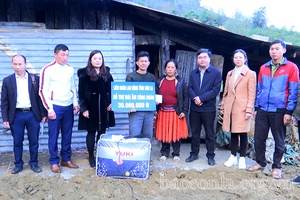 Hỗ trợ gia đình bị hỏa hoạn tại xã Tà Xùa