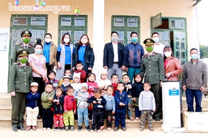 Trao quà cho học sinh điểm trường mầm non bản Lụng Cuông
