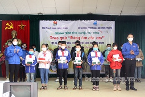 Trao quà đông ấm cho em