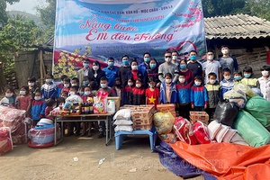 Chương trình thiện nguyện “Nâng bước em đến trường”