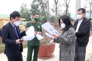 Đồng chí Trưởng Ban Tuyên giáo tỉnh ủy kiểm tra việc phòng chống dịch tại huyện Thuận Châu