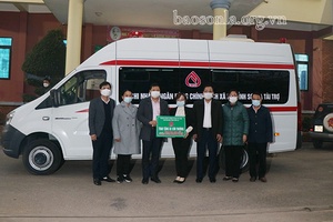 Ngân hàng CSXH Chi nhánh tỉnh Sơn La bàn giao xe cứu thương cho Bệnh viện Đa khoa huyện Mường La