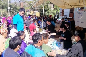 Hội chợ “0 đồng” dành cho người nghèo xã Nậm Ty