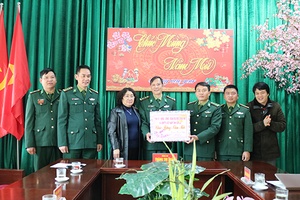 Đồng chí Phó Chủ tịch Thường trực UBND tỉnh thăm, chúc Tết tại huyện Sốp Cộp