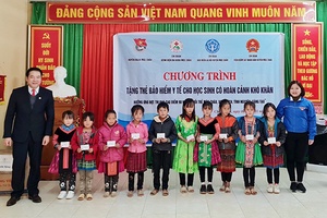 Tặng 80 thẻ bảo hiểm y tế cho học sinh có hoàn cảnh khó khăn