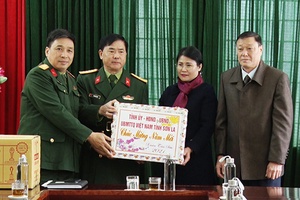 Đồng chí Chỉ huy trưởng Bộ CHQS tỉnh thăm, chúc Tết tại huyện Sốp Cộp
