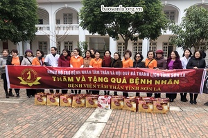 Tặng 200 suất quà cho bệnh nhân tâm thần và trẻ mồ côi
